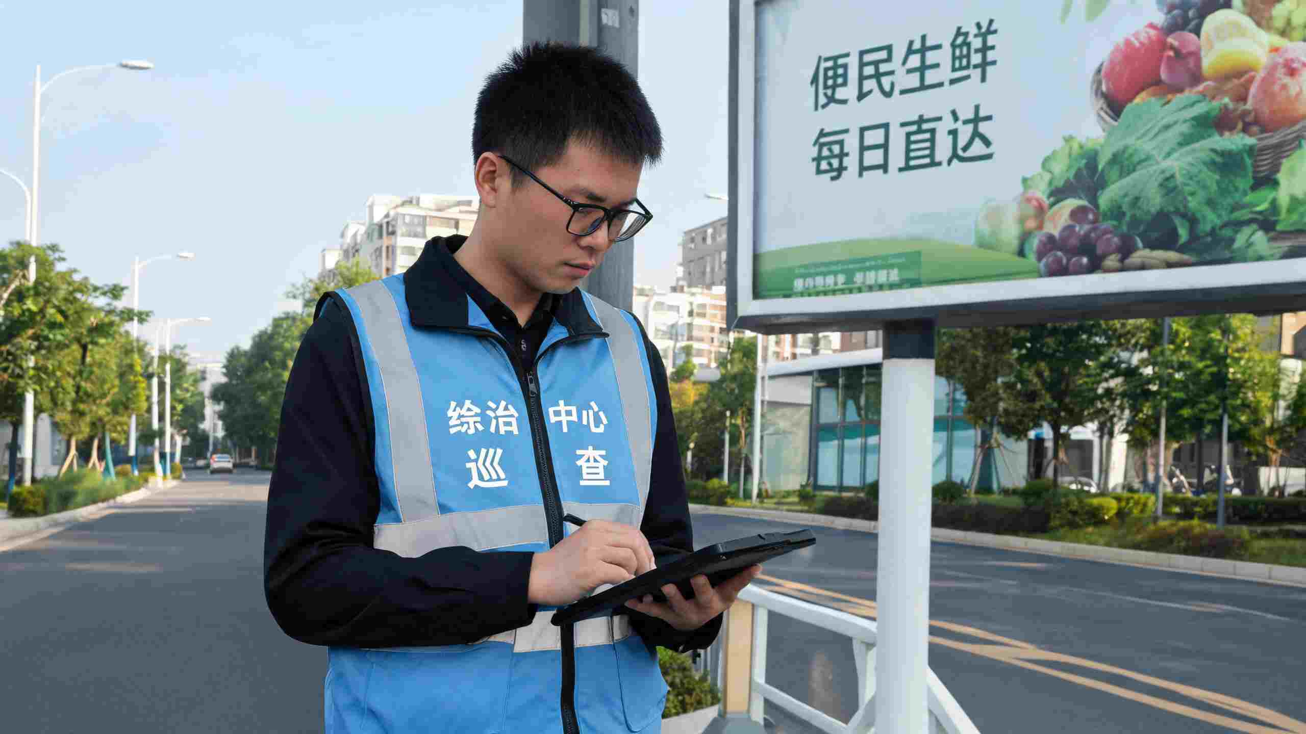 综治中心推动户外广告正能量治理实践